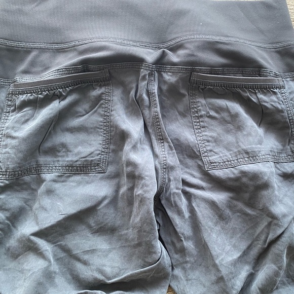 Lululemon light weight crop in size 8 - Picture 7 of 11